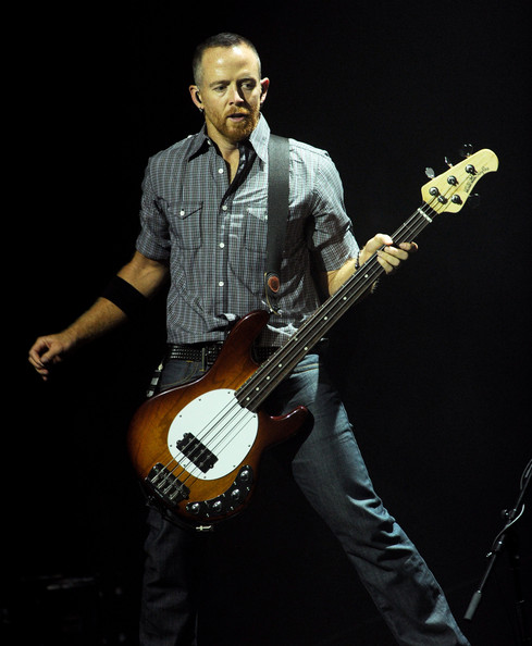 fotografia de dave farrell tocando el bajo en concierto