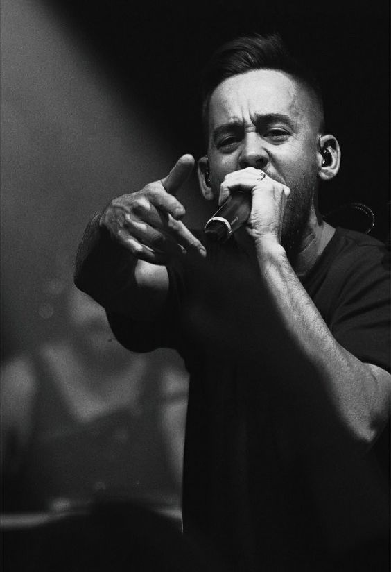 fotografia de mike shinoda cantando en vivo