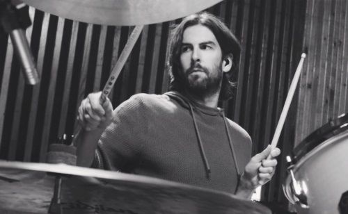 fotografia de rob bourdon tocando la bateria en concierto